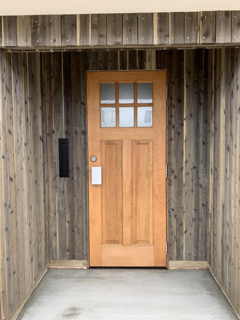 美容室には木製玄関ドアを 上野住宅建材株式会社 Uenojyuken